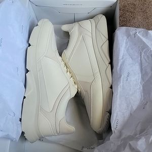 9.5 brand new ALDO sneaker cream color